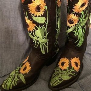 SUPER CUTE BLACK SUNFLOWER COWGIRL BOOT